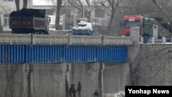 지난해 3월 북한 남양시와 중국 투먼 통상구를 오가는 화물차가 두만강 다리 위를 지나고 있다.