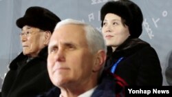 Oldingi qatorda: AQSh Vitse-prezidenti Mayk Pens, ortida: Shimoliy Koreya rahbari Kim Chen Unning singlisi Kim Yo Chen va Shimoliy Koreya Oliy xalq kengashi prezidiumining raisi Kim Yon Nam