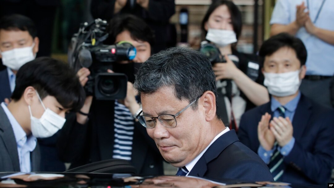 김연철 한국 통일부장관이 19일 퇴임식을 마친 후 서울 정부청사를 떠나고 있다.