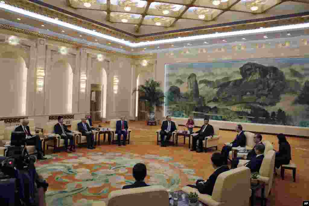2018年6月14日，在北京人民大会堂，中国国家主席习近平、国务委员杨洁篪和外长王毅会见美国国务卿蓬佩奥和美国大使布兰斯塔德。几十年来，美国国务卿访华几乎都能会见中国最高领导人，人们因此十分关注10月蓬佩奥中国之行能否见到习近平。纽约时报10月8日报道说，美国官员上星期曾表示，蓬佩奥国务卿将寻求跟中国&ldquo;领导层&rdquo;见面，而&ldquo;领导层&rdquo;通常是指习近平。此外，该报道还说，在蓬佩奥国务卿的假设日程中也包括了会晤习近平。习近平拒见蓬佩奥，被认为是中国向美国表达强烈不满的信号。