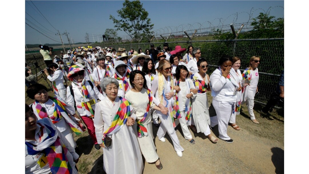 위민크로스DMZ 대표단이 지난 2015년 5월 한반도 분단의 상징인 비무장지대를 걸어서 넘는 행사를 개최했다. 경의선 육로로 군사분계선을 통과한 대표단이 한국의 환영단과 함께 임진각까지 '평화걷기' 행사를 진행했다.