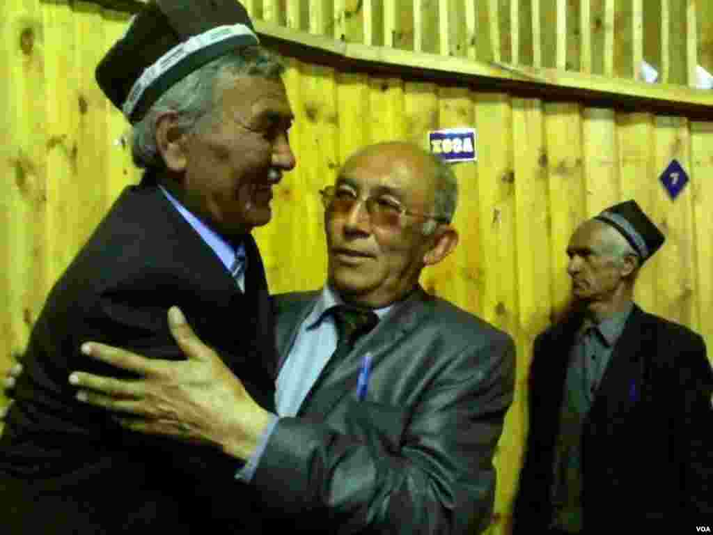 Shoir va o'qituvchi Orif G'ofur va hajv ustasi Egamnazar Sohibnazarovlar ijodiy kechada uchrashdilar.