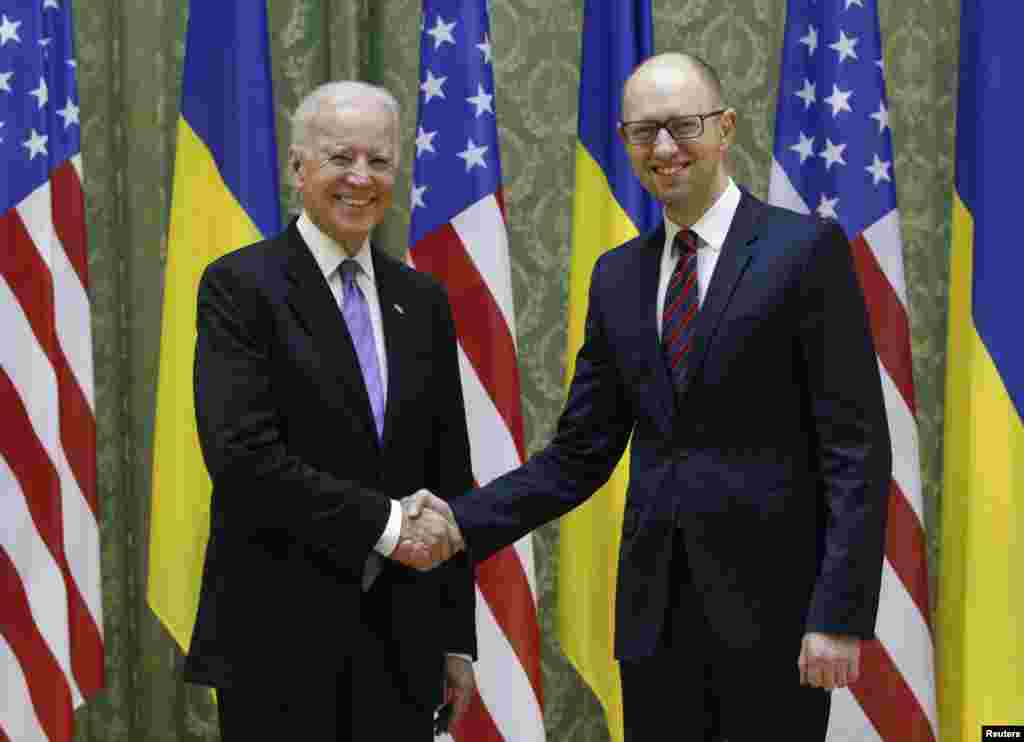 AQSh Vitse-prezidenti Jo Bayden (chapda) Ukraina Bosh vaziri Arseniy Yatsenyuk bilan ko&#39;rishmoqda, Kiyev, 21-noyabr, 2014-yil.