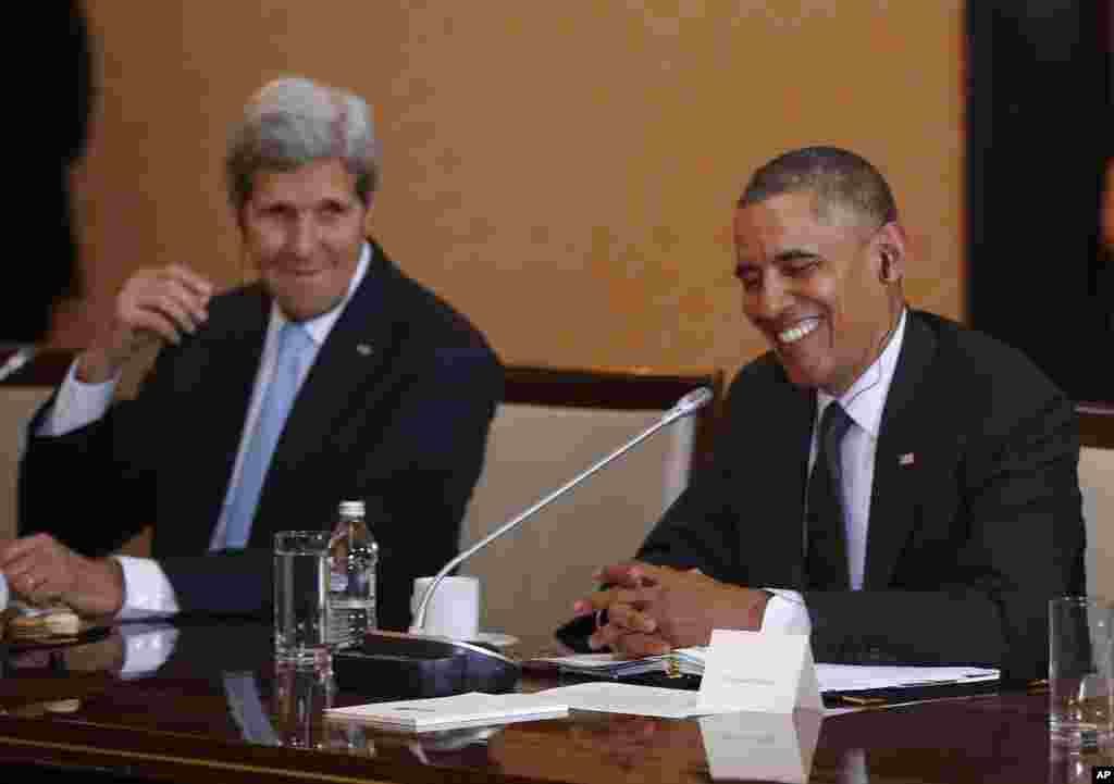 Prezident Barak Obama, Davlat kotibi Jon Kerri Varshavada Polsha Bosh vaziri Donald Tusk bilan ko'rishayapti.