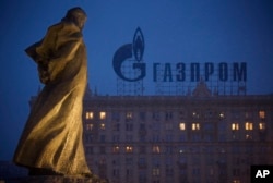 Mutaxassislar deydiki, Markaziy Osiyo, jumladan O'zbekiston energetika bobida hamon Rossiya bilan ishlashga majbur, chunki ta'minot tizimlarini asosan Moskva nazorat qiladi
