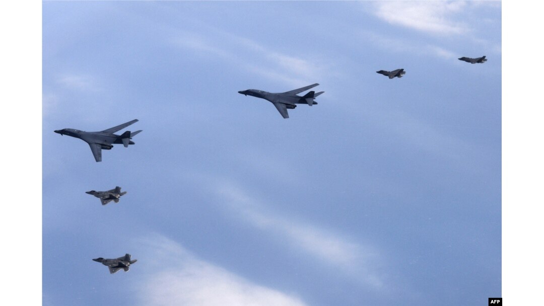 지난 2월 한국 서해 상공에서 실시된 2023년 첫 미한 연합공중훈련에 미군 B-1B 전략폭격기(가운데)와 F-22 전투기(아래), 한국군 F-35 전투기가 편대비행하고 있다.