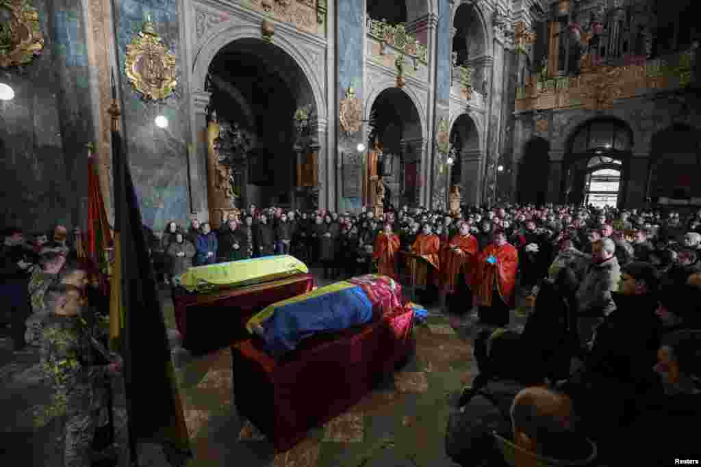 Halok bo'lgan ukrain harbiylarining dafn marosimi. Lvov.