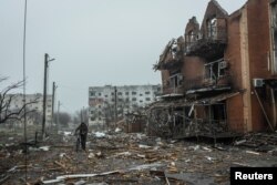 A local resident walks past a building damaged by shelling, as Russia’s attack on Ukraine continues, in the town of Makariv, in Kyiv region, Ukraine April 1, 2022. Picture taken April 1, 2022. (REUTERS/Serhii Mykhalchuk)