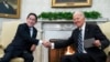 2023年1月13日，美国总统拜登在白宫椭圆形办公室会见来访的日本首相岸田文雄。
