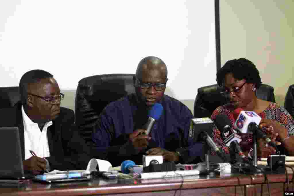 Nigeriyaning sog'liqni saqlash bo'yicha rasmiylari Ebola kasalligi bo'yicha mamlakatdagi so'nggi vaziyat haqida jurnalistlarga ma'lumot bermoqda, 28-iyul, 2014-yil. 