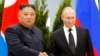 Arhiva - Ruski predsednik Vladimir Putin i severnokorejski lider Kim Džong Un rukuju se tokom sastanka u Vladivostoju, Rusija, 25. aprila 2019.