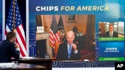 Presidenti Biden duke folur sot gjatë takimit virtual (25 korrik 2022)