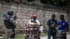 Yon polisye fe patwouy nan lari pandan yon operasyon anti-gang nan Croix-des-Missions, o no Potoprens, Ayiti, 28 Avril 2022. 