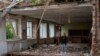 Учениця стоїть на руїнах свого класного приміщення в Михайло-Коцюбинському ліцеї на Чернігівщині, по якому російські сили завдали ракетного удару в березні 2022 р. (AP Photo/Emilio Morenatti)