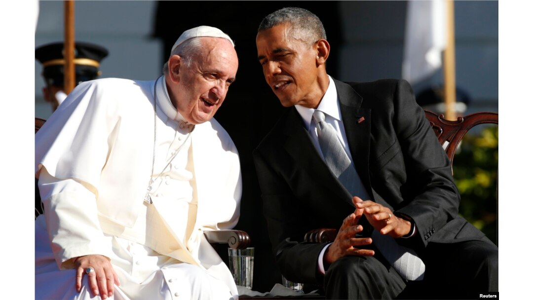 U.S. President Barack Obama, right, sits with Pope Francis during an arrival ceremony for the pope at the White House in Washington, Sept. 23, 2015.