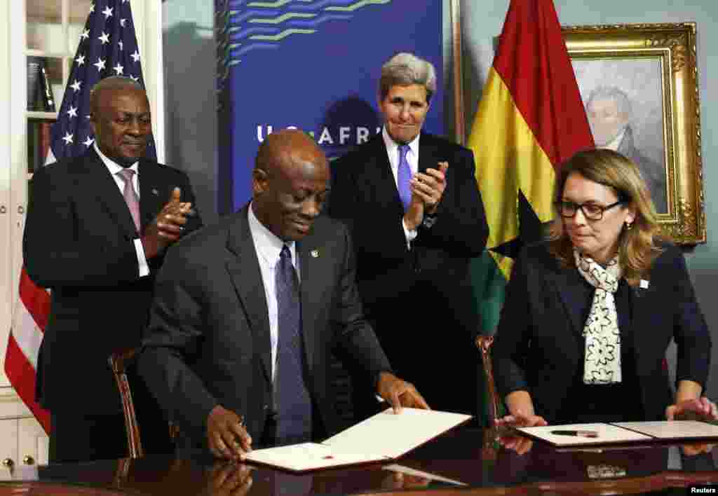 (Chapdan) Gana prezidenti Jon Dramani Mahama, Gana Moliya vaziri Set Terkper, AQSh Davlat kotibi Jon Kerri va Ming yillik muammosi korporatsiyasi rahbari Dana Hayd AQSh Davlat departamentida o&#39;tgan yig&#39;inda, Vashington, 5-avgust, 2014-yil.