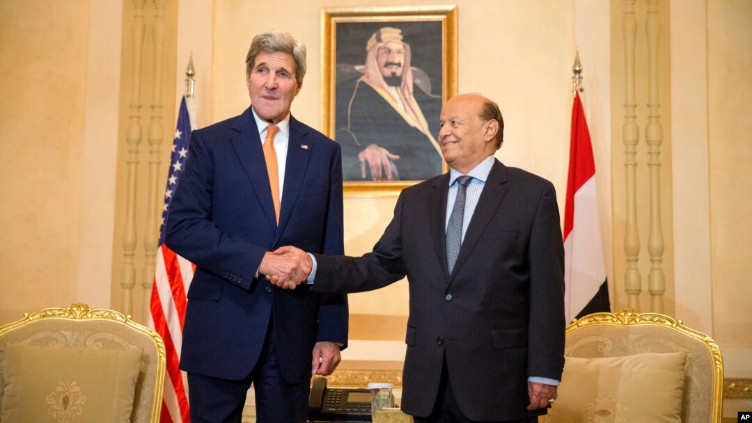 Jon Kerri Saudiya Arabistonida Yaman Prezidenti Abdu Rabbo Mansur Hadi bilan ham ko'rishdi. Vatanda isyonchilarning bosqinidan qochgan Hadi martdan beri qirollikda jon saqlayapti.
