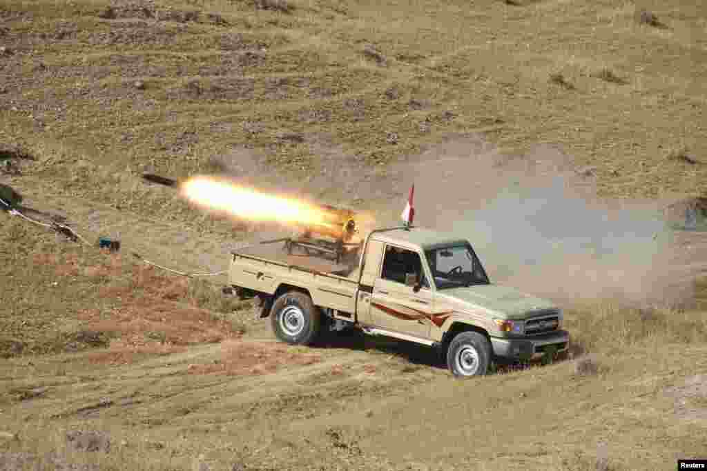 Kurdiston avtonom viloyati xavfsizlik kuchlari Diyala shahri yaqinida jangarilarga qarshi o't ochmoqda, 14-iyun, 2014-yil.