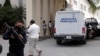Un policía custodia frente a un vehículo de la oficina forense a la entrada de un hotel de Cancún, México, después de un tiroteo en que murieron dos personas el 4 de noviembre de 2021.