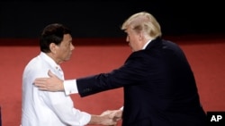 Filippin Prezidenti Rodrigo Duterte (chapda) Tramp bilan so'rashmoqda, Manila, Filippin, 13-noyabr, 2017-yil