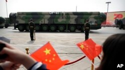 资料照：东风-41洲际战略核导弹在北京天安门广场举行的国庆阅兵式展示。（2019年10月1日）