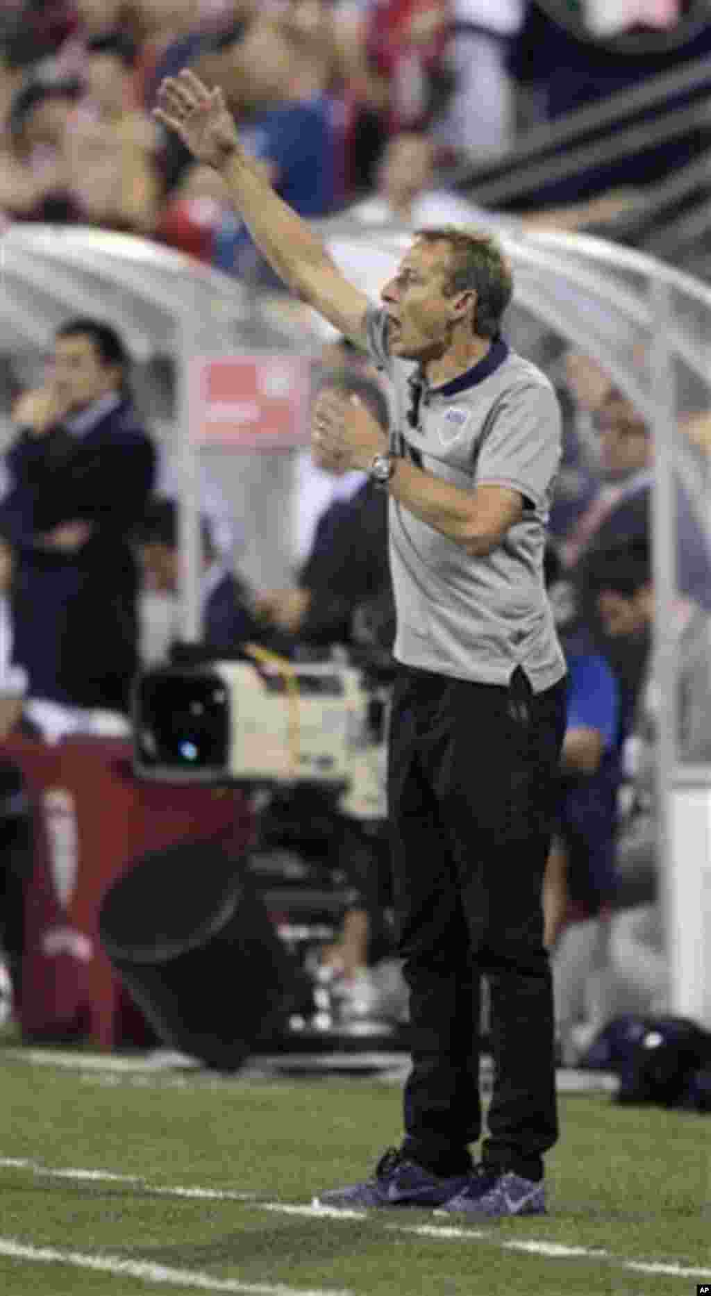 AQSh milliy terma jamoasi bosh murabbiyi Jurgen Klinsman Meksika bilan o'yin davomida futbolchilariga ko'rsatma bermoqda, 10-sentabr, 2013-yil, Ogayo, AQSh.