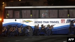 Cảnh sát Philippinnes tìm cách giải cứu các con tin trên chiếc xe buýt bị cướp