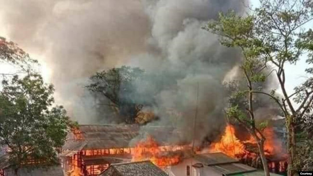 မကွေးတိုင်း၊ ပေါက်မြို့နယ်ထဲက ကံမရွာမီးလောင်ကျွမ်းနေတဲ့ ယခင်မှတ်တမ်းဓာတ်ပုံ။