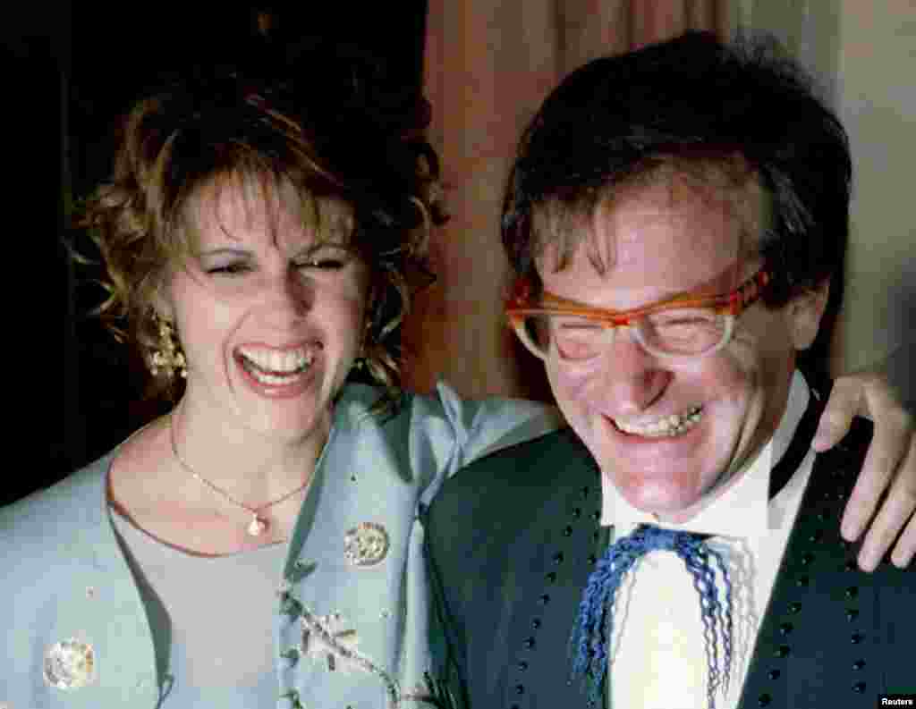 Nữ diễn viên Pam Dawber chia sẻ niềm vui với diễn viên Robin Williams tại dạ tiệc "Moving Image Tribute" ở New York, ngày 23/2/1995.