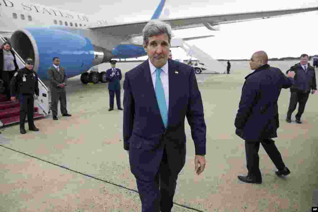 AQSh Davlat kotibi Jon Kerri Kubadagi qamoqdan ozod qilingan AQSh fuqarosi Alan Grossni aeroportda kutib olmoqda, 17-dekabr, 2014-yil.