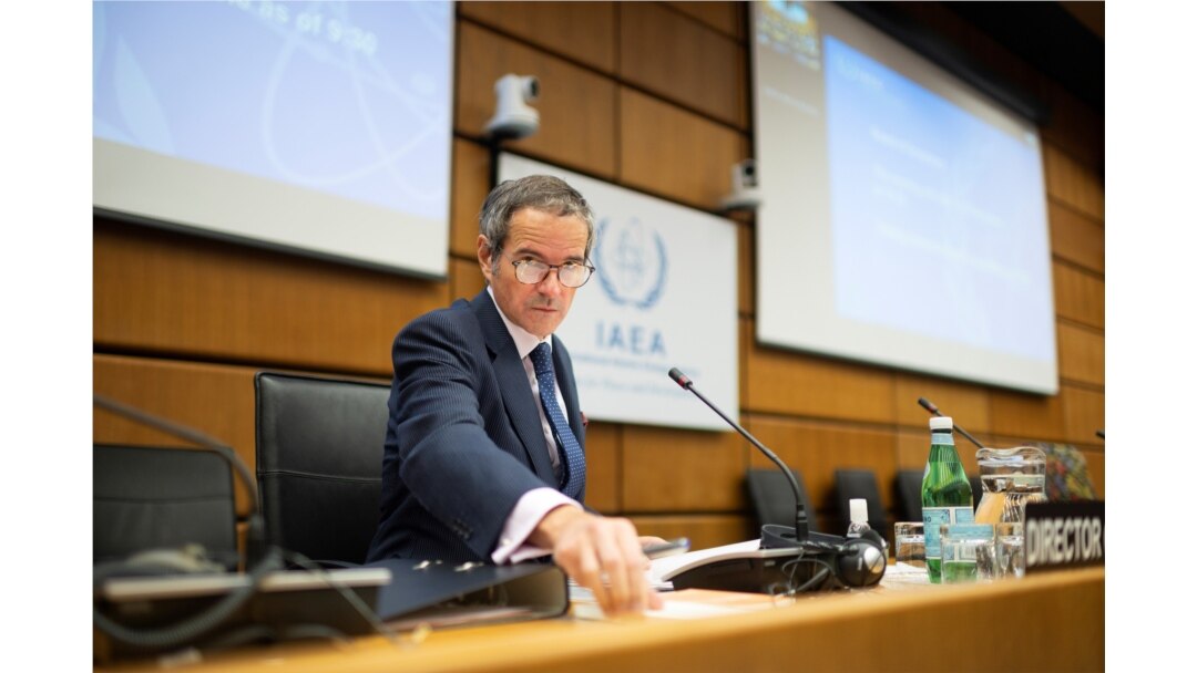라파엘 그로시 국제원자력기구(IAEA) 사무총장이 18일 오스트리아 빈에서 영상으로 진행된 정기 이사회를 준비하고 있다.