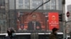 北京街头的大屏幕显示中国领导人习近平在参加全国人大会议的开幕式。（2021年3月5日）