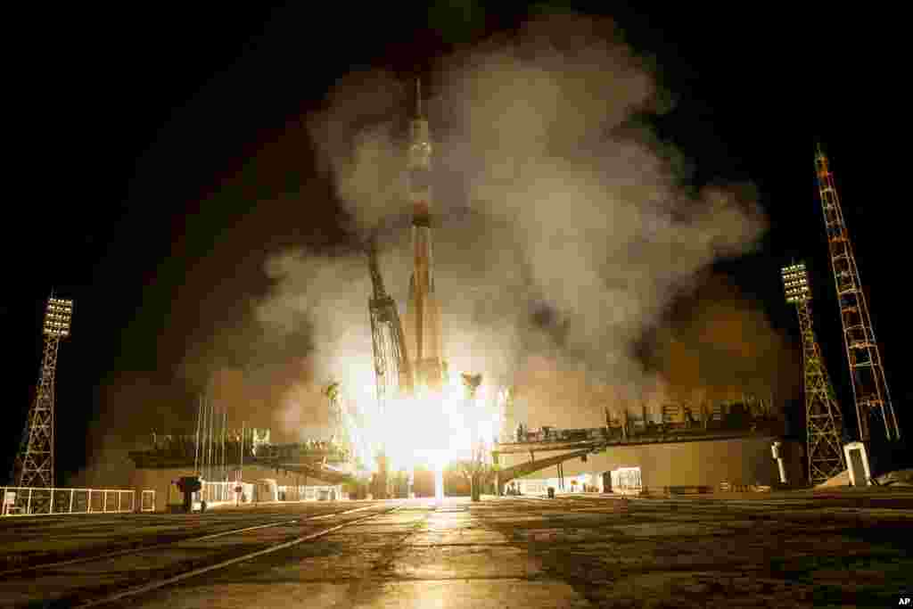 "Soyuz" kosmik kemasi fazoga parvoz qilmoqda, Baykonur, Qozog'iston, 23-iyul, 2015-yil.
