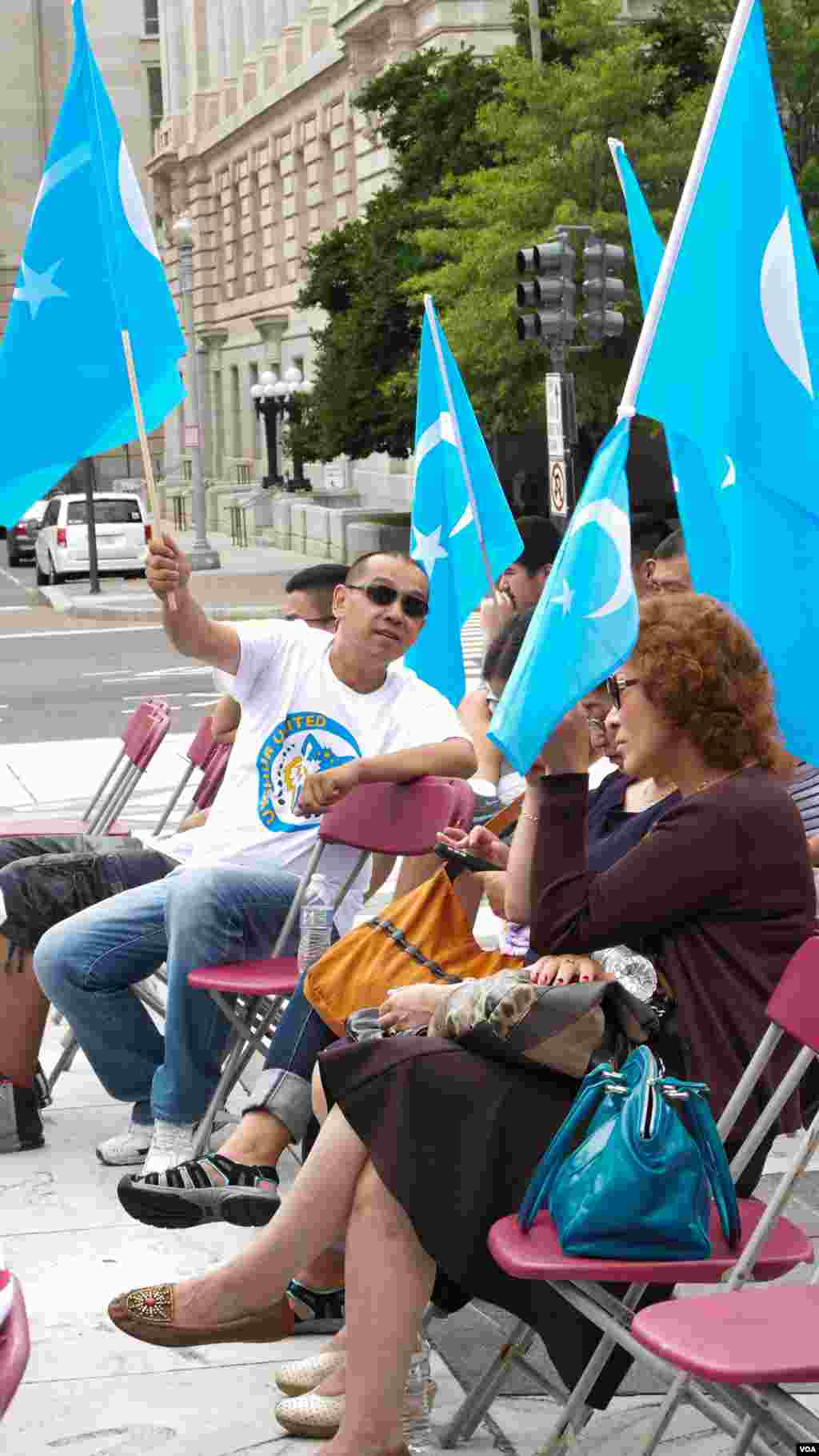 Vashingtonda Uyg'ur madaniy festivali. Tadbirdan so'ng jamoa Xitoy elchixonasi qarshisida norozilik namoyishi o'tkazdi, Vashington, 3-avgust, 2014-yil. Odil Ruzaliev surati