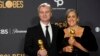 Christopher Nolan, izquierda, y Emma Thomas posan en la sala de prensa con el premio a mejor película dramática por "Oppenheimer", en la 81a edición de los Globos de Oro el domingo 7 de enero, en el Hotel Beverly Hilton en Beverly Hills, California.