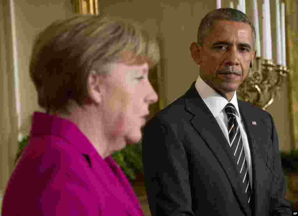 Germaniya kansleri Angela Merkel va AQSh rahbari Barak Obama bugun Oq uyda ko'rishib, Ukrainadagi tanazzulni hal qilish yo'llari haqida gaplashdi. Ikki arbobning aytishicha, Rossiyaning agressiyasi Amerika va Yevropa ittifoqini yanada mustahkamladi. Qo'shma Shtatlar Ukraina hukumatiga harbiy yordam berish haqida o'ylanayapti. Obama hali tugal qaror qabul qilganimiz yo'q, deydi.