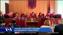 Tiranë: Gjyqtarët padisin reformimin e drejtësisë