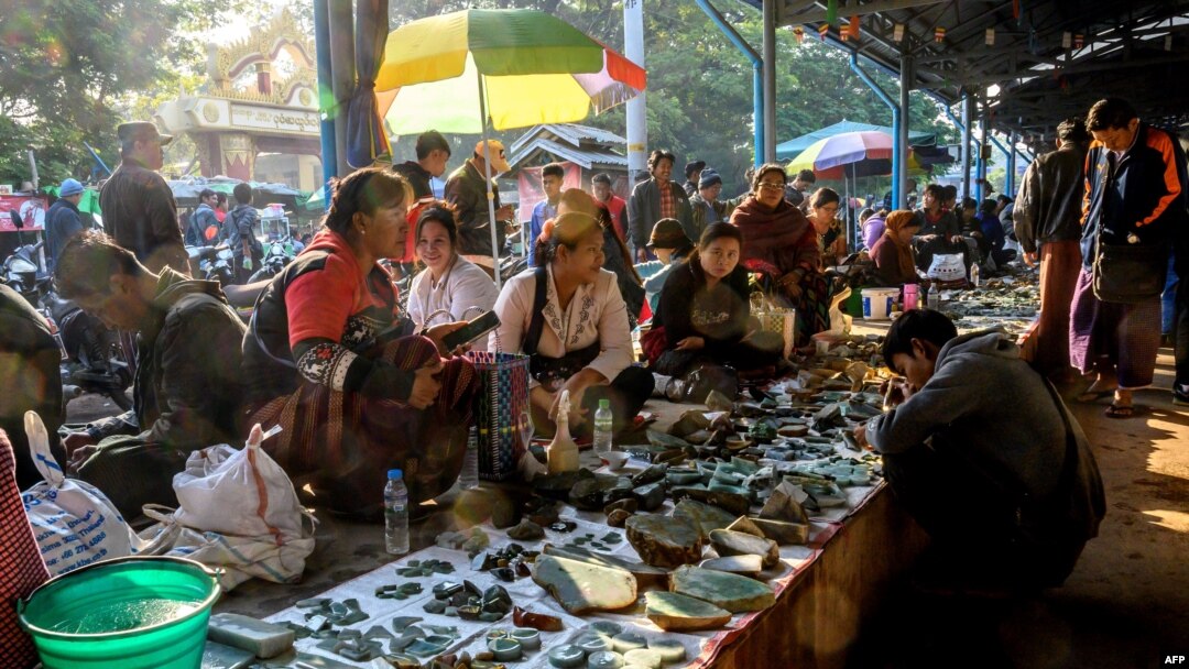 မန္တလေး ကျောက်စိမ်းဈေးကွက်တွင် အရောင်းအဝယ် ပြုလုပ်နေကြသည့် မြင်ကွင်း။ (ဇန်နဝါရီ ၁၅၊ ၂၀၂၀)