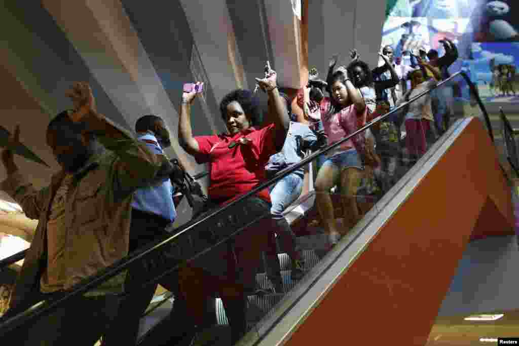 Watu wakiwa wametoroka katika eneo la westgate mall mjini Nairobi, September 21, 2013.