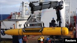 El submarino Bluefin-21 enncontró aguas demasiado profundas en una primera inmersión.