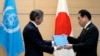 国际原子能机构（IAEA）总干事拉斐尔·格罗西（Rafael Grossi）2023年7月4日向日本首相岸田文雄递交核废水排放计划认可报告。（法新社）