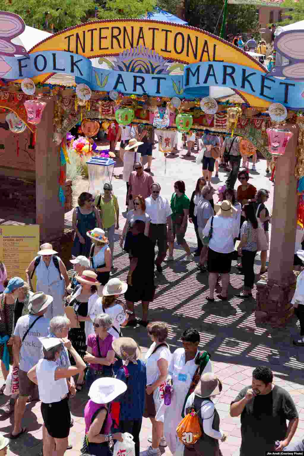 Santa Fe festivali hunarmandni qo'llab-quvvatlaydi, ustalar bir-biridan hunar o'rganadi.