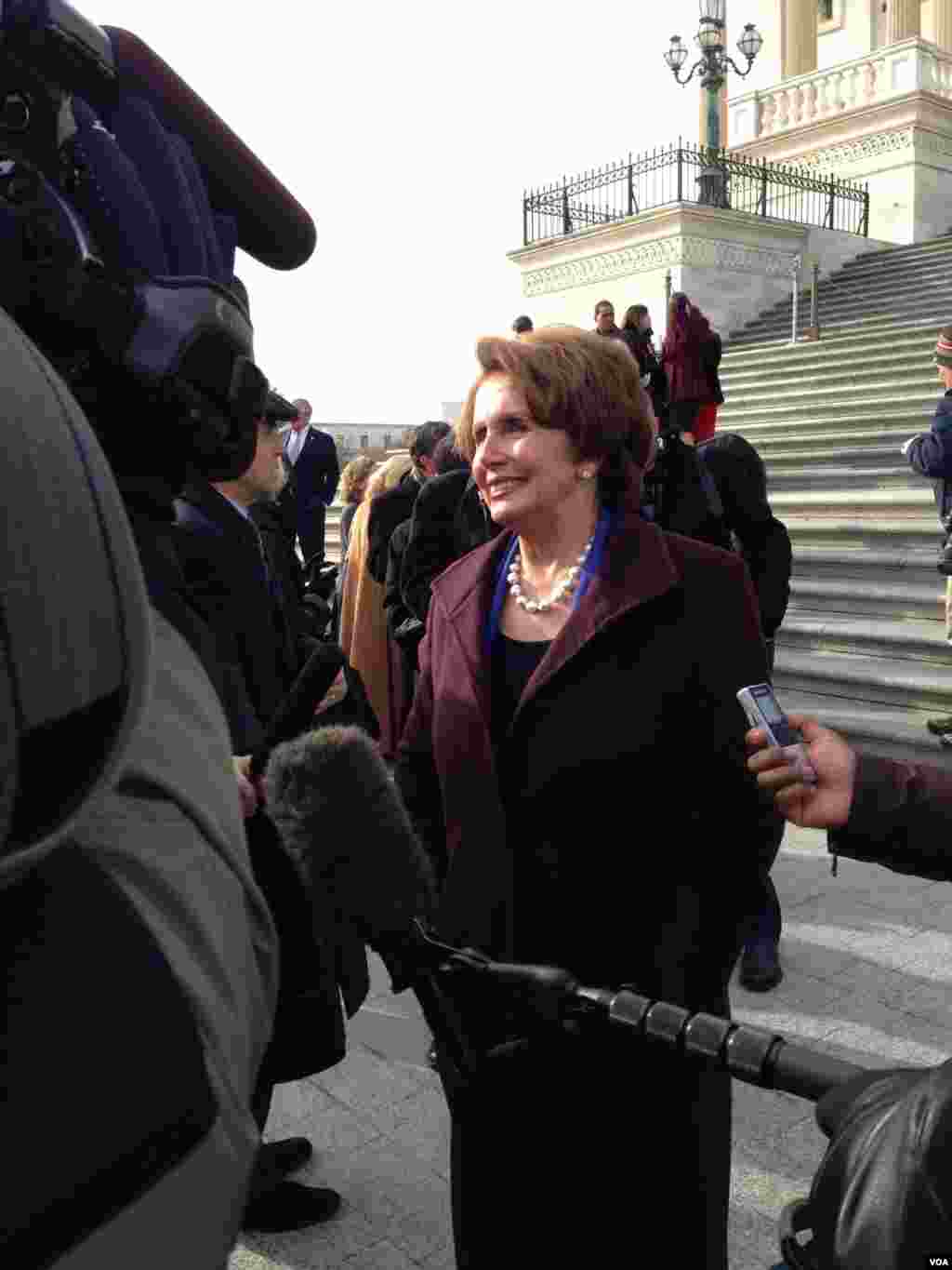 Vakillar Palatasida demokratlar sardori Nensi Pelosi, sobiq spiker