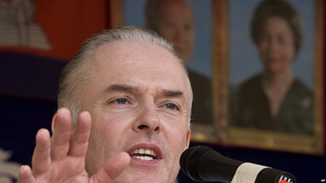 International prosecutor Andrew Cayley (2010 file photo)