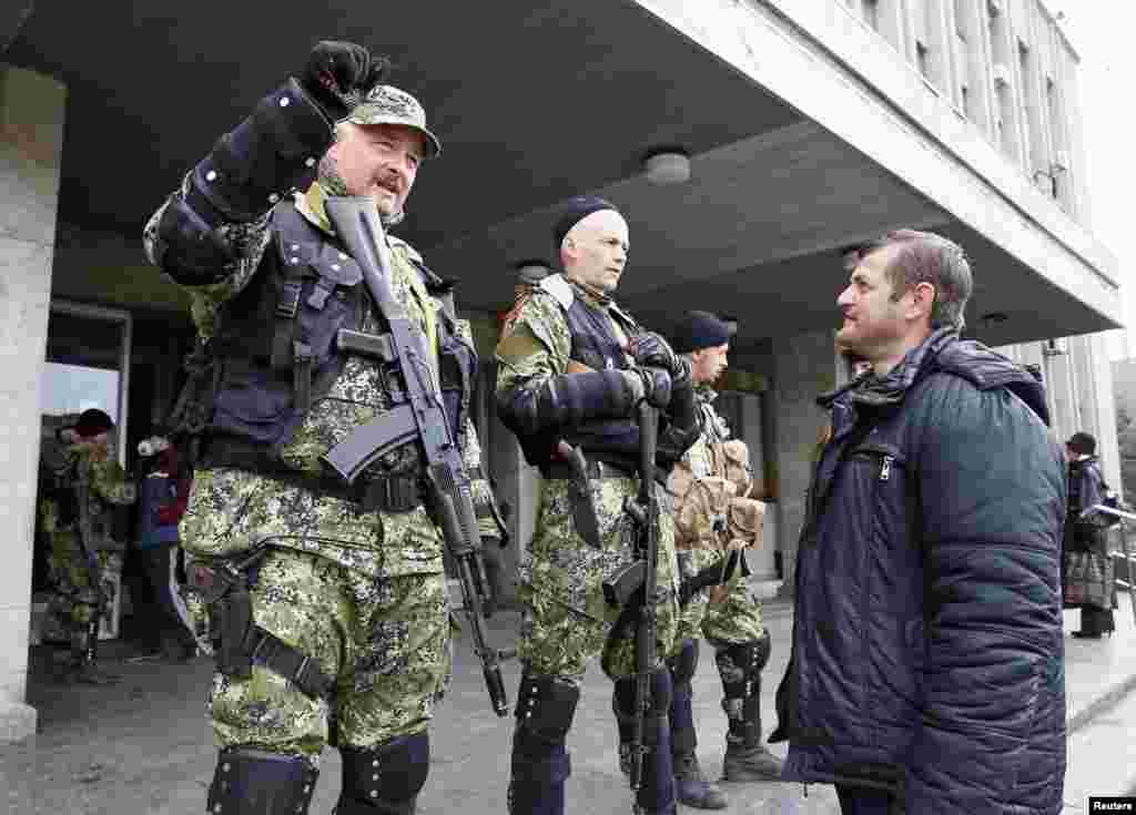 Slovyanks shahrida mer idorasi Rossiyaga xayrixoh kuchlar qurshovida. 14-aprel, 2014-yil.