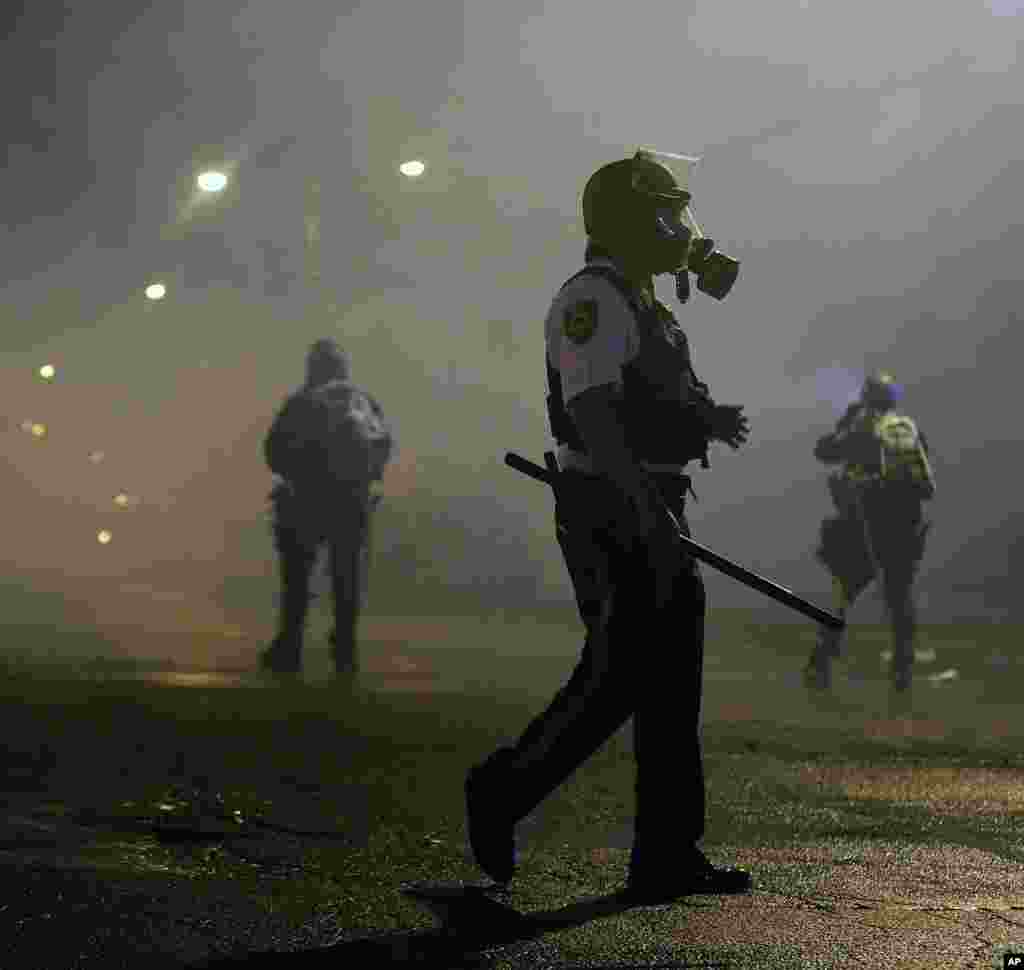 Huquq-tartibot xodimlari ko'chalarni nazorat ostiga olishga urinmoqda, Ferguson, 17-avgust, 2014-yil.