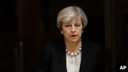 （资料图）英国首相特雷莎·梅离开伦敦的唐宁街10号，前往曼彻斯特(2017年5月23日)。