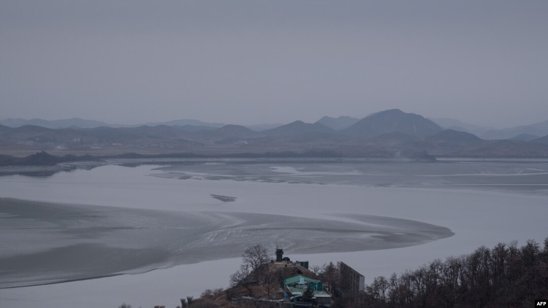지난 2018년 1월 한국 파주에서 바라본 임진강과 북한 지역.