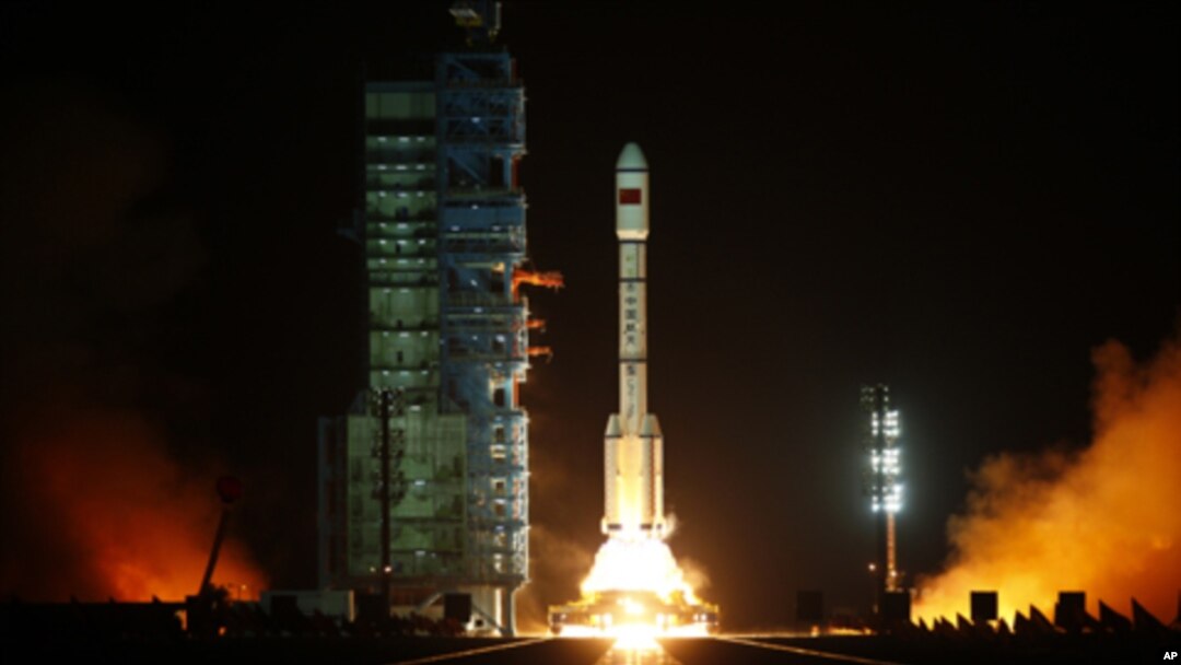 The Long March II-F rocket loaded with China's unmanned space module Tiangong-1 lifts off from the launch pad in the Jiuquan Satellite Launch Center, Gansu province, September 29, 2011.