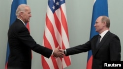 2011-yilgi arxiv surat. AQSh vitse-prezidenti Bayden va Rossiya Bosh vaziri Putin Moskvada